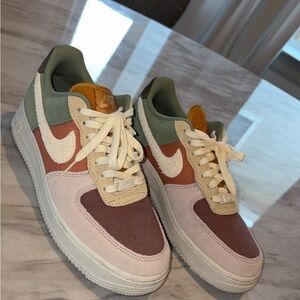 WMNS Air Force 1 ‘07 LX ‘Oil Green Terra Blush’